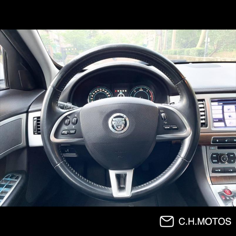 2012年 Jaguar XF 2.2D