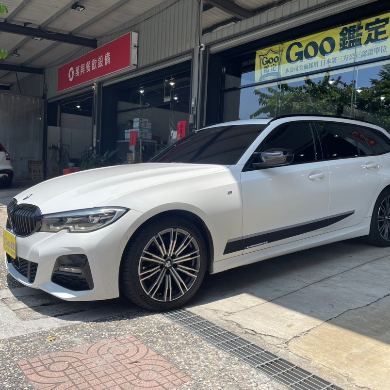 320i