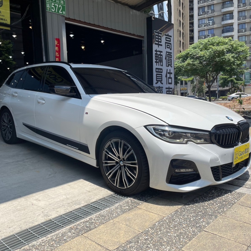 320i