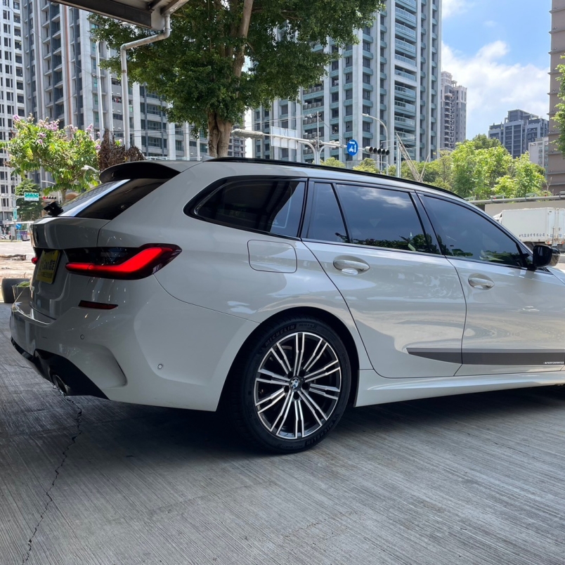 320i