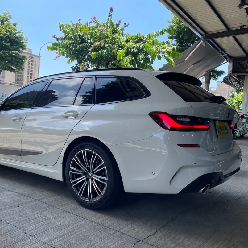 320i
