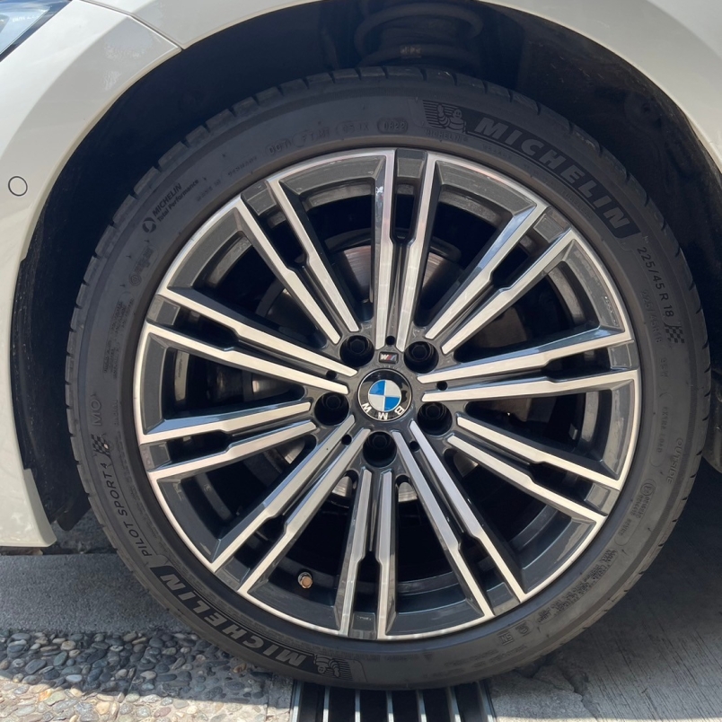 320i