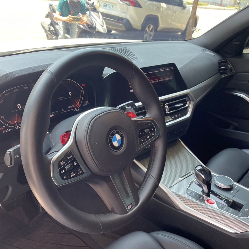 320i
